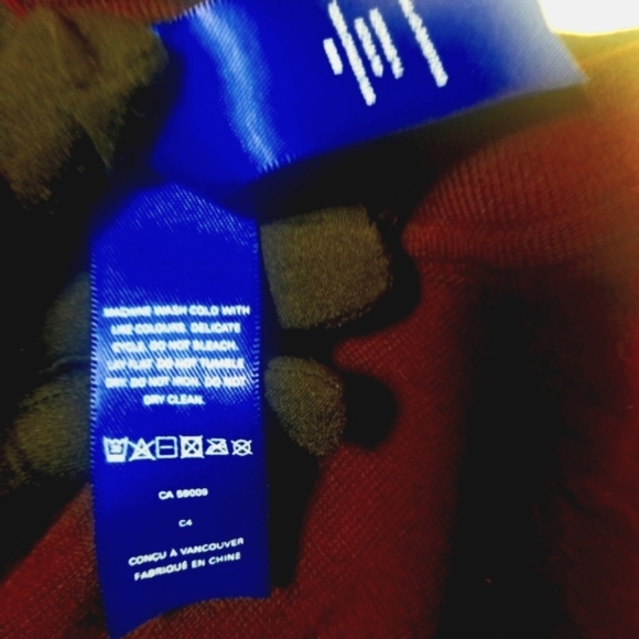 Kit and Ace  Maroon Crewneck Wome's Top. Size: Small. - Picture 4 of 7